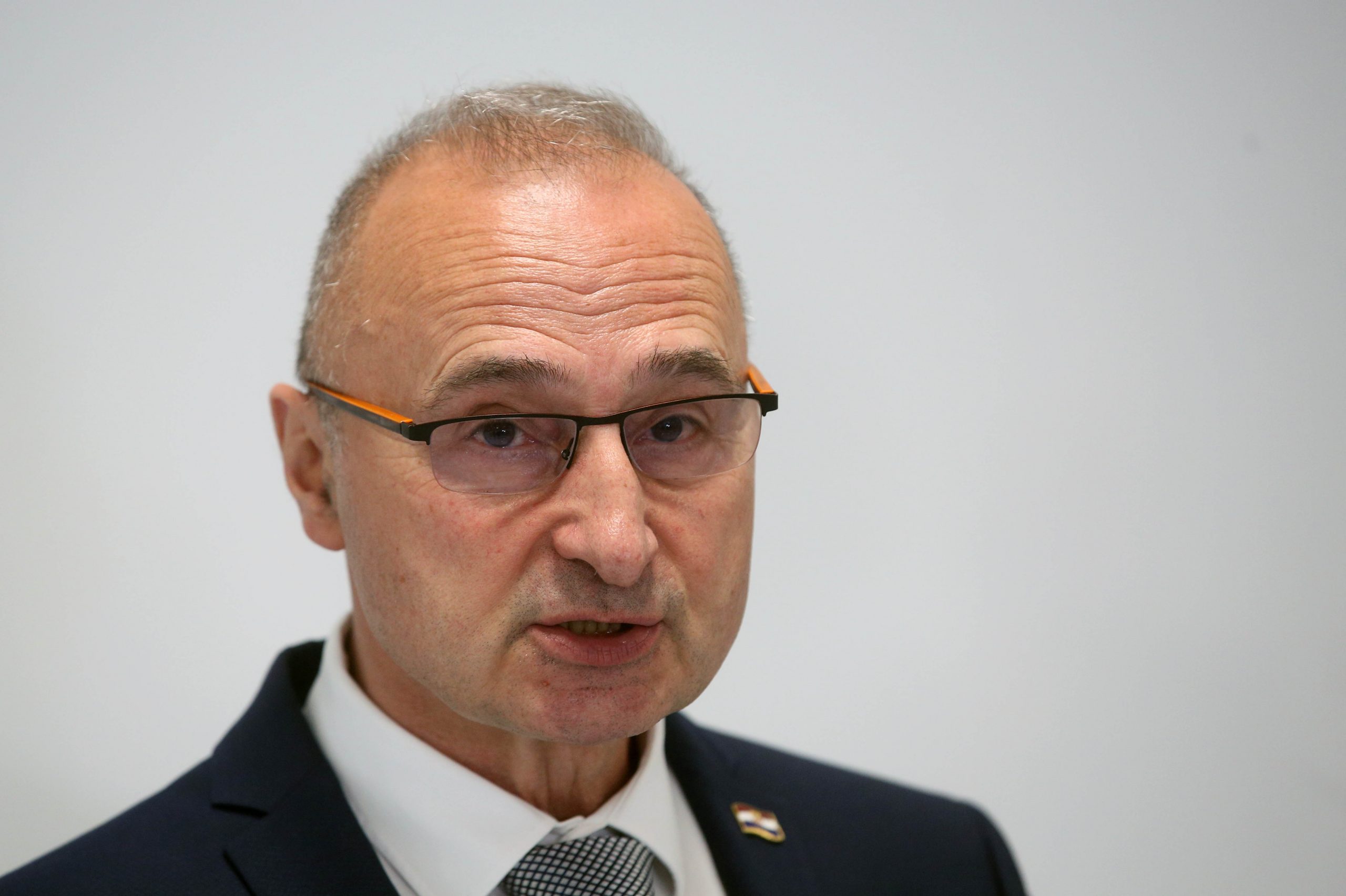 Petrinja, 27.4.2021 - Ministar vanjskih i europskih poslova Gordan Grlić Radman sastao se s predsjednikom Pokrajinske Vlade Autonomne pokrajine Vojvodine Igorom Mirovićem, povodom predaje donacije potresom pogođenoj Sisačko-moslavačkoj županiji. Na slici Gordan Grlić Radman daje izjavu za medije. 
Foto HINA/ Dario GRZELJ/ dag