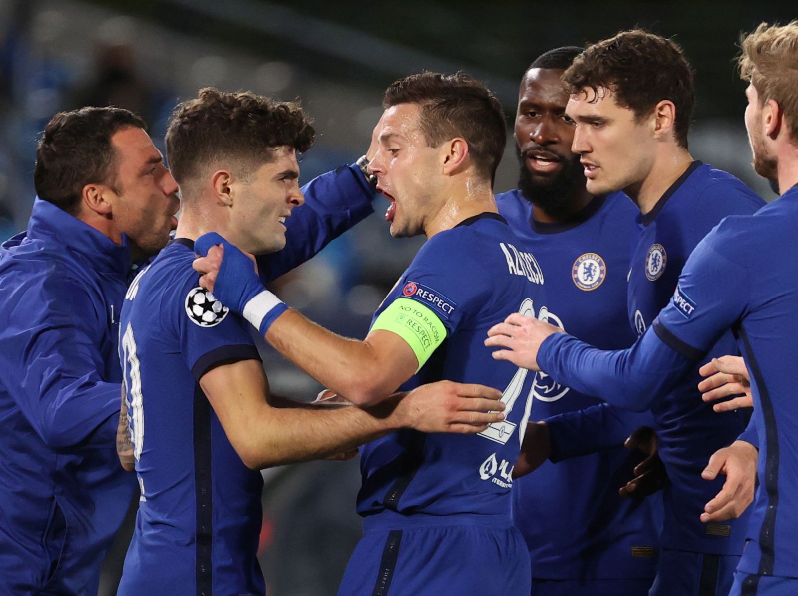 epa09164134 Chelsea's Christian Pulisic (2-L) celebrates with his teammates after scoring the 0-1 lead during the UEFA Champions League semifinal first leg soccer match between Real Madrid CF and Chelsea FC at Alfredo Di Stefano stadium in Madrid, Spain, 27 April 2021.  EPA/JuanJo Martin