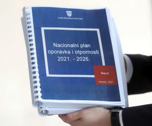 Zagreb, 29.04.2021 - Predsjednik Vlade Andrej Plenkovic nakon sjednice Vlade RH odrao je tiskovnu konferenciju na kojoj je predstavio "Nacionalni plan oporavka i otpornosti 2021. - 2026."
foto HINA/ Damir SENCAR/ ds