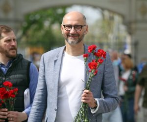 Zagreb, 01.05.2021 - Kandidat SDP-a za gradonacelnika Zagreba Joko Klisovic, u povodu Medunarodnog praznika rada dijelio je karanfile na ulazu u Park Maksimir i dao izjavu za medije.
foto HINA/ Damir SENCAR/ ds