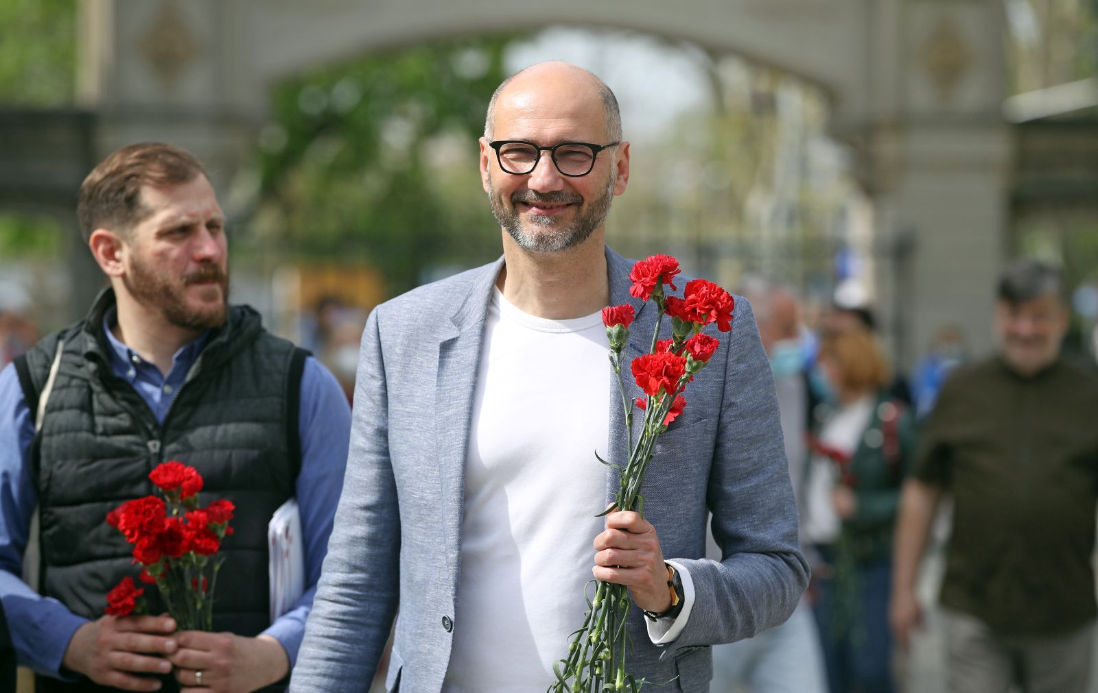 Zagreb, 01.05.2021 - Kandidat SDP-a za gradonacelnika Zagreba Joko Klisovic, u povodu Medunarodnog praznika rada dijelio je karanfile na ulazu u Park Maksimir i dao izjavu za medije.
foto HINA/ Damir SENCAR/ ds
