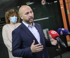 Zagreb, 03.05.2021.- Konferencija za novinare kandidata za župana Zagrebačke županije Mihaela Zmajlovića na temu odlagališta i spalionice otpada trebaju biti izvan Zagreba. Na fotografiji Mihael Zmajlović.
foto HINA/ Admir BULJUBAŠIĆ/ abu