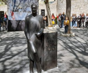 Pula, 3.5.2021.- Spomenik legendarnom boksaèu Mati Parlovu otkriven je u ponedjeljak u samome sreditu Pule, na Giardinima, nasuprot kafiæa "Mate" kojeg je taj legendarni sporta drao u centru grada, a sada ga vodi njegov sin Matko. 
foto HINA/ Daniel SPONZA/ ua