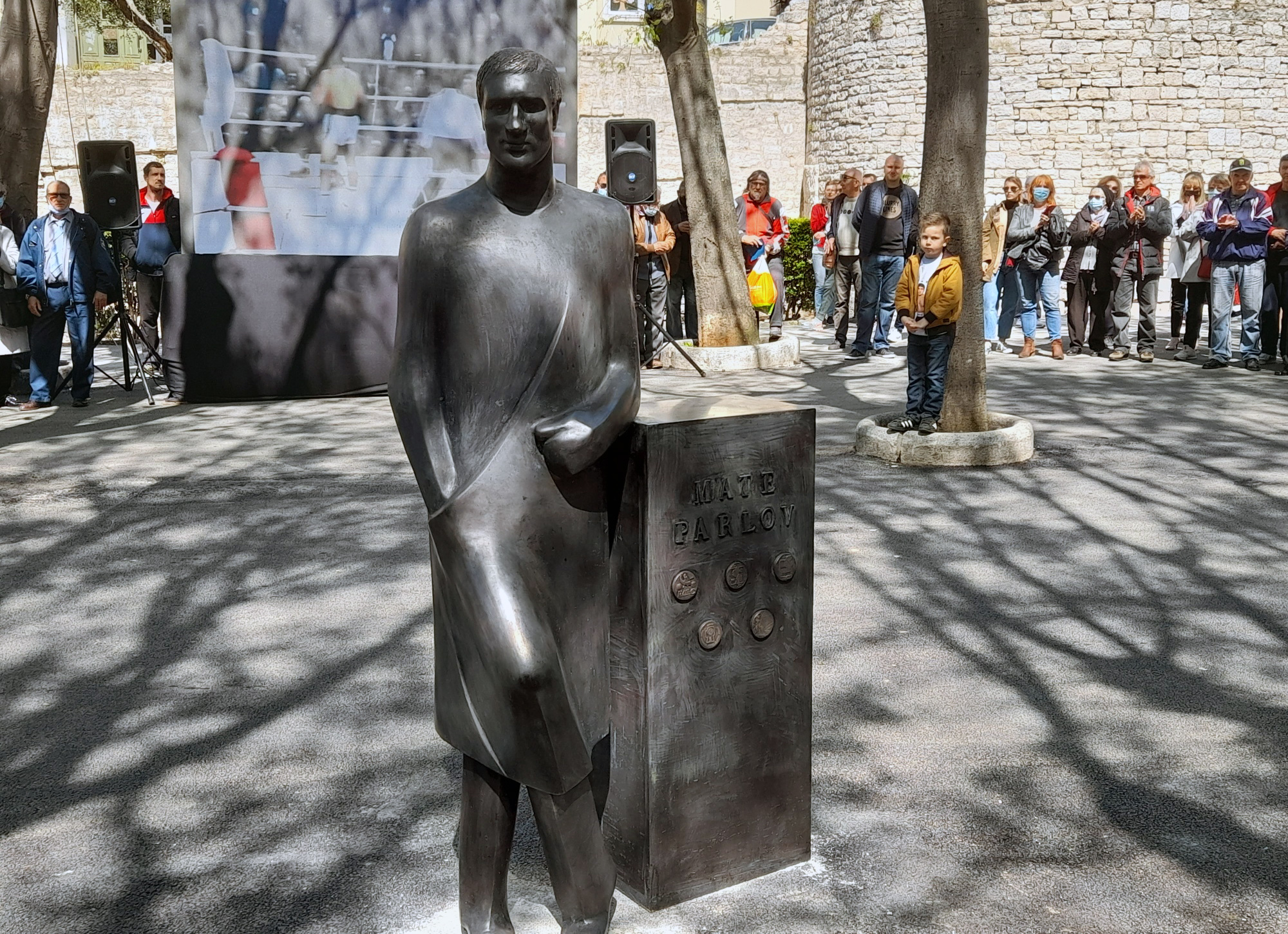 Pula, 3.5.2021.- Spomenik legendarnom boksaèu Mati Parlovu otkriven je u ponedjeljak u samome sreditu Pule, na Giardinima, nasuprot kafiæa "Mate" kojeg je taj legendarni sporta drao u centru grada, a sada ga vodi njegov sin Matko. 
foto HINA/ Daniel SPONZA/ ua