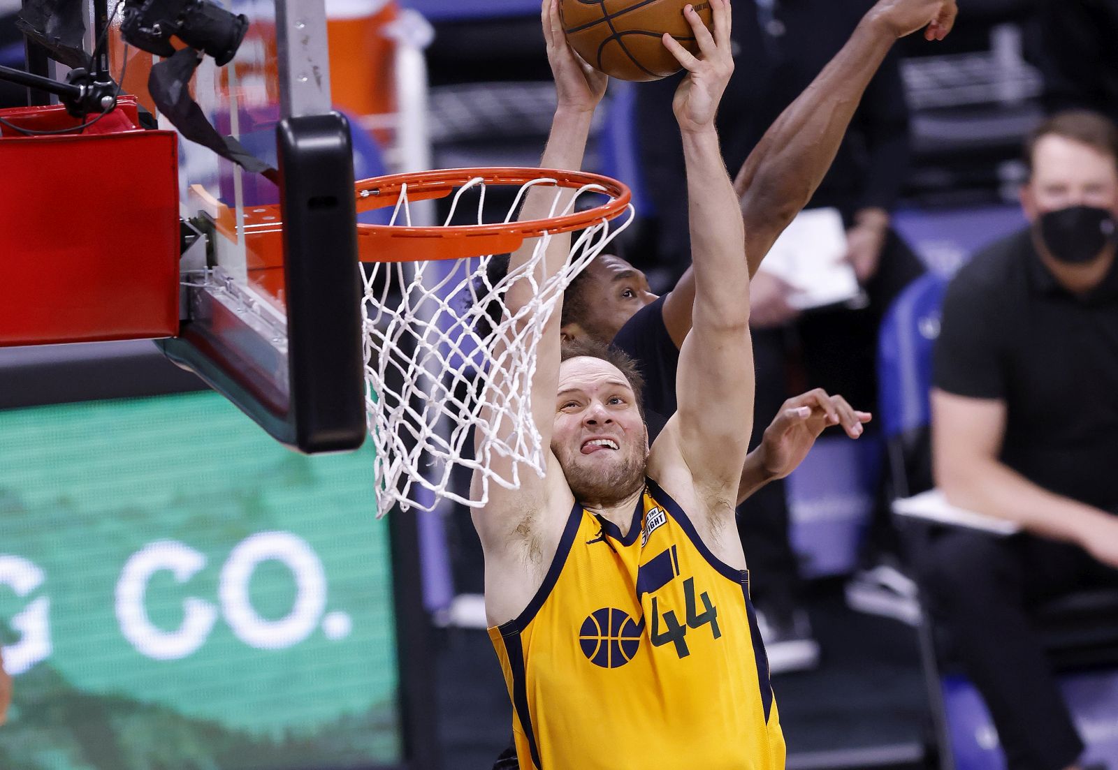 epa09166934 Utah Jazz forward Bojan Bogdanovic of Croatia (R) goes to the basket against the Sacramento Kings during the second half of their NBA game at Golden 1 Center in Sacramento, California, USA, 28 April 2021.  EPA/JOHN G. MABANGLO SHUTTERSTOCK OUT