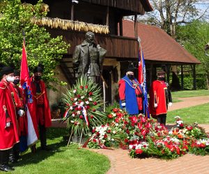 Kumrovec, 04.05.2021. – Zvukom sirene koja se oglasila u 15.05 sati te polaganjem vijenaca i paljenjem svijeća, u utorak je u Kumrovcu obilježena 41. obljetnica smrti Josipa Broza Tita. 
foto HINA/ Siniša KALAJDŽIJA/ ml