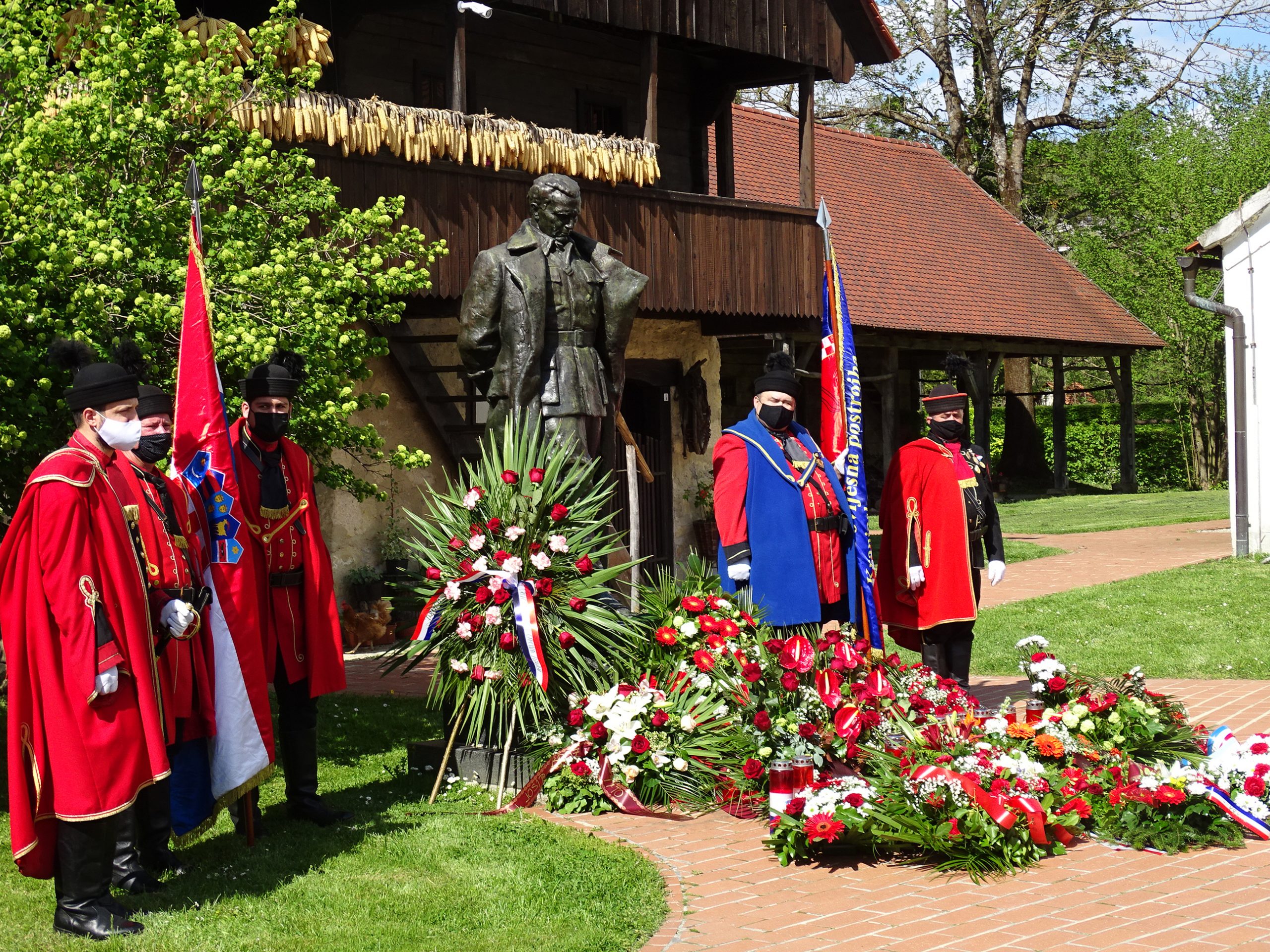 Kumrovec, 04.05.2021. – Zvukom sirene koja se oglasila u 15.05 sati te polaganjem vijenaca i paljenjem svijeća, u utorak je u Kumrovcu obilježena 41. obljetnica smrti Josipa Broza Tita. 
foto HINA/ Siniša KALAJDŽIJA/ ml