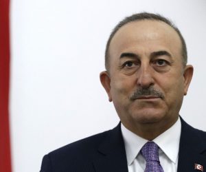 Sarajevo, 5.5.2021.- Turski ministar vanjskih poslova Mevlut Cavusoglu kazao je u srijedu u Sarajevu kako njegova zemlja odluèno odbacuje svaku raspravu o moguæim promjenama granica na Balkanu te eli vidjeti oèuvanje stabilnosti u toj regiji, uz jaèanje suradnje drava koje se tu nalaze. Na slici Mevlut Cavusoglu tijekom tiskovne konferencije nakon sastanka s ministricom vanjskih poslova BiH Biserom Turkoviæ. 
foto HINA/ FENA/ Harun Muminoviæ/ ua
