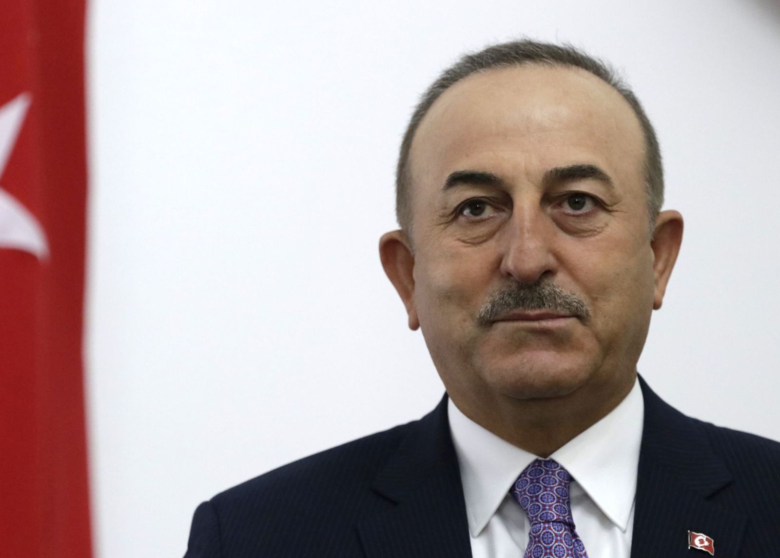 Sarajevo, 5.5.2021.- Turski ministar vanjskih poslova Mevlut Cavusoglu kazao je u srijedu u Sarajevu kako njegova zemlja odluèno odbacuje svaku raspravu o moguæim promjenama granica na Balkanu te eli vidjeti oèuvanje stabilnosti u toj regiji, uz jaèanje suradnje drava koje se tu nalaze. Na slici Mevlut Cavusoglu tijekom tiskovne konferencije nakon sastanka s ministricom vanjskih poslova BiH Biserom Turkoviæ. 
foto HINA/ FENA/ Harun Muminoviæ/ ua