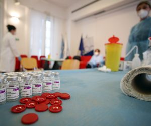 Zagreb, 06.05.2021 - Ministar zdravlja Vili Bero posjetio je kolu narodnog zdravlja Andrija tampar u Rockfellerovoj ulici gdje se odrava javno cijepljenje 2. dozom Astra Zenece za preko 400 studenata Medicinskog i Stomatolokog fakulteta. Na slici COVID-19 cjepivo AstraZeneca.
foto HINA/ Damir SENCAR/ ds