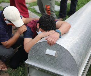 epaselect epa09180934 Kashmiri people mourn at the coffin of their relative who died of Covid-19 coronavirus, before his burial at a graveyard on the outskirts of Srinagar, the summer capital of Indian Kashmir, 06 May 2021. Officials announced on 06 May that the Coronavirus death toll has now reached 2539 after 29 COVID19 patients lost their lives on 05 May. In view of the rising COVID-19 cases and to contain its spread, the government extended the curfew till 10 May 2021 in four districts of Jammu and Kashmir including Srinagar and Jammu.  EPA/FAROOQ KHAN