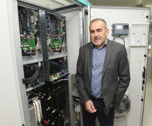 Split, 9.5.2021.- Struènjaci splitskog Fakulteta elektrotehnike, strojarstva i brodogradnje razvili su baterijske sustave koji bi u buduænosti mogli pogoniti brodove du nae obale a otoèanima osigurati stabilnu opskrbu elektriènom energijom. Na silci profesor sa splitskog FESB-a Boo Terziæ. 
foto HINA/ Mario STRMOTIÆ/ ua