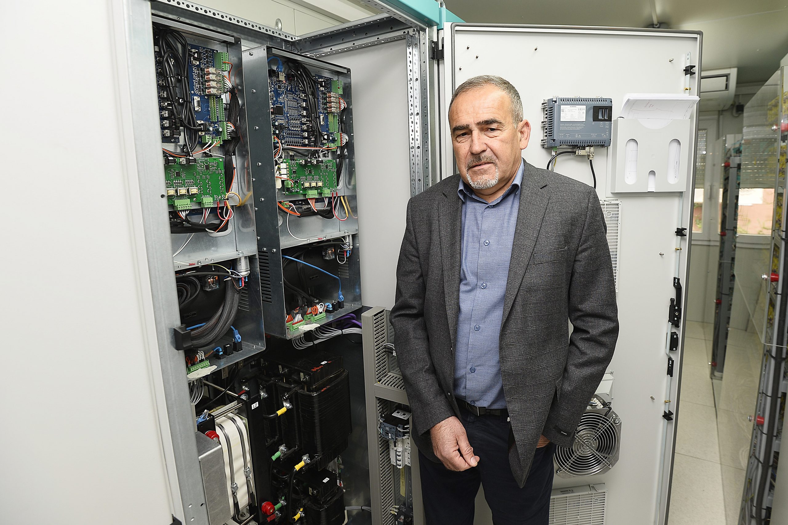Split, 9.5.2021.- Struènjaci splitskog Fakulteta elektrotehnike, strojarstva i brodogradnje razvili su baterijske sustave koji bi u buduænosti mogli pogoniti brodove du nae obale a otoèanima osigurati stabilnu opskrbu elektriènom energijom. Na silci profesor sa splitskog FESB-a Boo Terziæ. 
foto HINA/ Mario STRMOTIÆ/ ua
