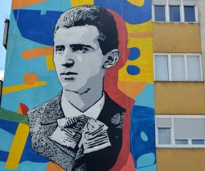 Karlovac, 9.5.2021.- Muralom Nikole Tesle na viekatnici zgrade u karlovaèkoj èetvrti Rakovac, slikar Leonard Lesiæ je 'mladog Teslu' vratio u grad gdje je tri godine ivio i kolovao se, priopæila je u nedjelju Udruga Nikola Tesla Karlovac. 
foto HINA/ Udruga Nikola Tesla Karlovac/ Marinko Poloviæ/ ua