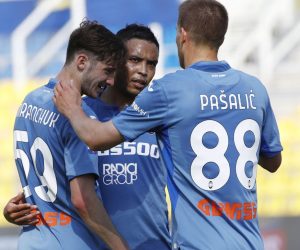 epa09187883 Atalanta's Luis Muriel (C) jubilates with his teammates after scoring his second goal during the Italian Serie A soccer match Parma Calcio vs Atalanta BC at Ennio Tardini stadium in Parma, Italy, 09 May 2021.  EPA/ELISABETTA BARACCHI