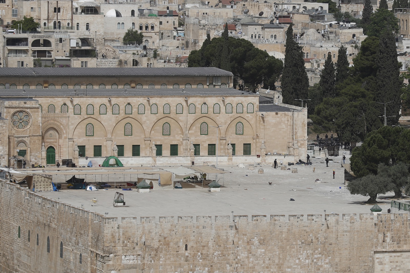epa09188710 General view of the Al-Aqsa mosque compound during clashes between Palestinian and the Israeli police in Jerusalem, 10 May 2021, ahead of a planned march of Israelis right-wing groups to mark the 54th anniversary of the capture of east Jerusalem during the 1967 Six Day War.  EPA/ATEF SAFADI