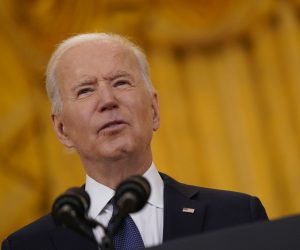 epa09189901 US President Joe Biden delivers remarks on the economy, in the East Room of the White House in Washington, DC, USA, 10 May 2021.  EPA/Chris Kleponis / POOL