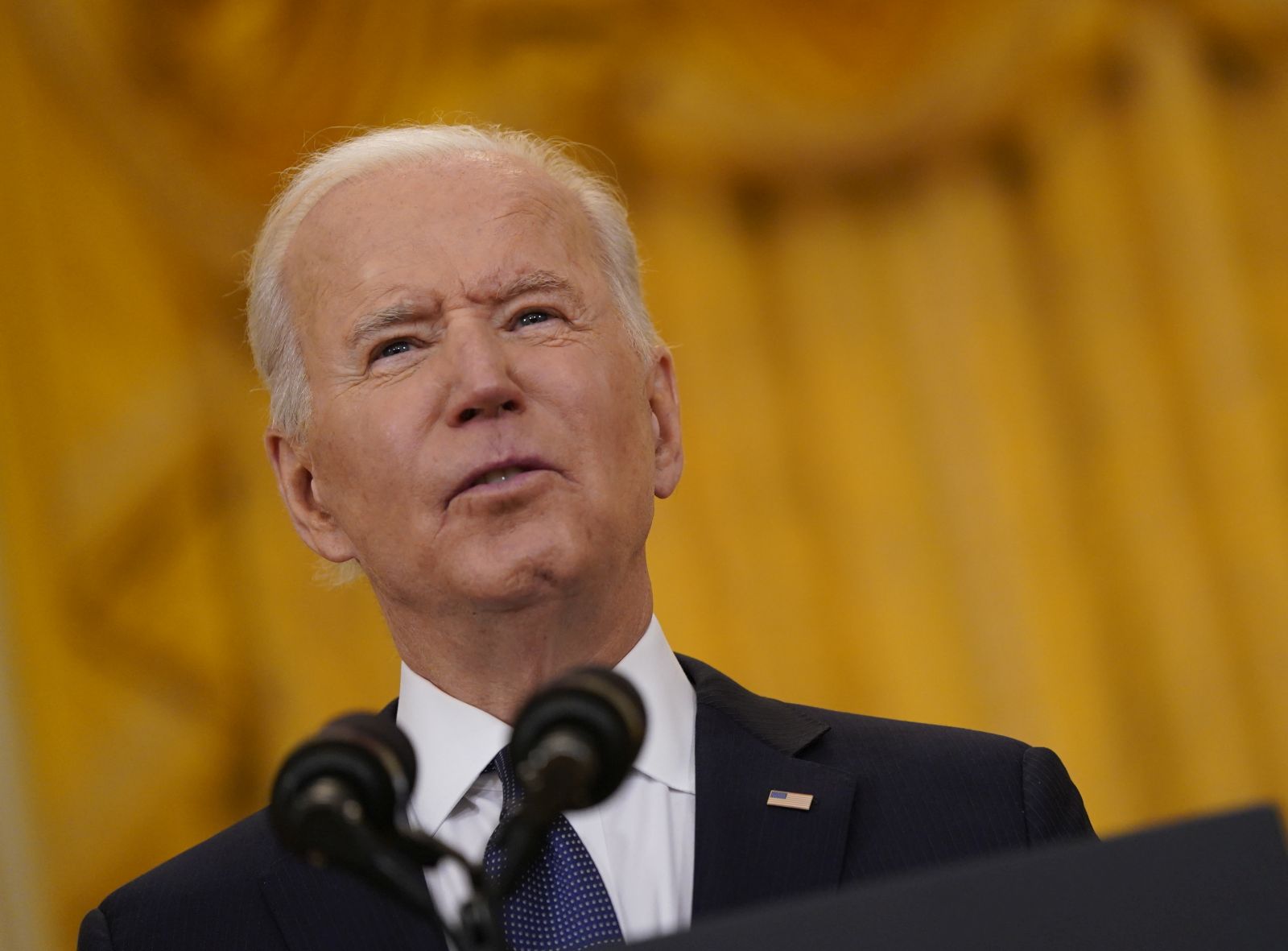 epa09189901 US President Joe Biden delivers remarks on the economy, in the East Room of the White House in Washington, DC, USA, 10 May 2021.  EPA/Chris Kleponis / POOL