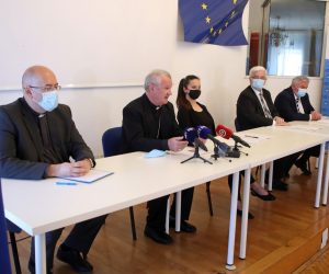 Zagreb, 11.05.2021 - Pocasni bleiburki vod (PBV) na konferenciji za medije izvijestito je javnost u zemlji i iseljenitvu o programu odravanja ovogodinje komemoracije u povodu 76. obljetnice Bleiburke tragedije. Komemoracija ce se, pod pokroviteljstvom Hrvatskog sabora i u suorganizaciji s Hrvatskom biskupskom konferencijom (HBK) u liturgijskom dijelu, odrati 15. svibnja na tri lokacije: Bleiburkom polju, zagrebackom Gradskom groblju Mirogoj i na Udbini. Na konferenciji za medije govorili su (L-D) nacionalni ravnatelj Duobrinitva za Hrvate u inozemstvu Tomislav Markic, biskup gospicko-senjski mons. Zdenko Kriicu, zamjenik predsjednika PVB-a Milan Kovac, voditelj predstavnitva PBV-a u RH Boe Vukuic.
foto HINA/ Damir SENCAR/ ds