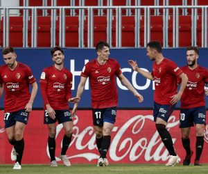 epa09192152 Osasuna's striker Ante Budimir (C) celebrates with his teammates after scoring the 2-1 lead during the Spanish LaLiga soccer match between CA Osasuna and Cadiz CF at El Sadar stadium in Pamplona, northern Spain, 11 May 2021.  EPA/Jesus Diges