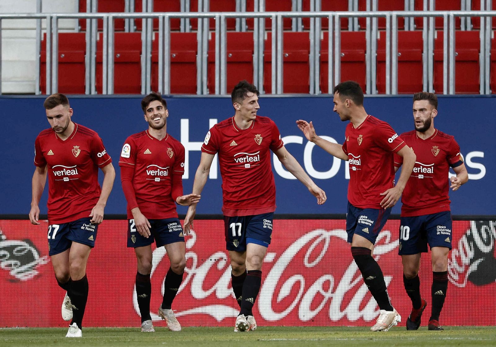 epa09192152 Osasuna's striker Ante Budimir (C) celebrates with his teammates after scoring the 2-1 lead during the Spanish LaLiga soccer match between CA Osasuna and Cadiz CF at El Sadar stadium in Pamplona, northern Spain, 11 May 2021.  EPA/Jesus Diges