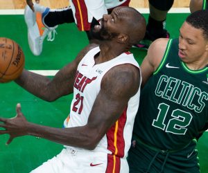 epa09192834 Miami Heat center Dewayne Dedmon (L) looks to shoot under the basket as Boston Celtics forward Grant Williams (R) defends during the fourth quarter of the NBA basketball game between the Miami Heat and Boston Celtics at the TD Garden in Boston, Massachusetts, USA, 11 May 2021.  EPA/CJ GUNTHER SHUTTERSTOCK OUT