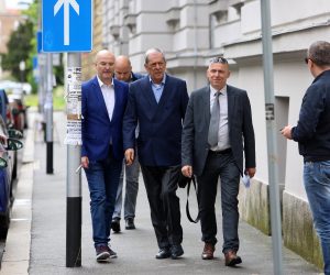 Zagreb, 13.05.2021 - Saborski zastupnik Domovinskog pokreta Stipo Mlinarić Ćipe podnijeo je kaznenu prijavu Državnom odvjetništvu Republike Hrvatske. Na fotografiji Zeljko Olujić, Mario Radić, Stipo Mlinarić Ćipe.   foto HINA/ Daniel Kasap/ dk