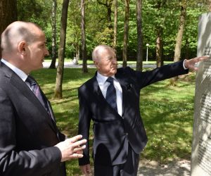 Zagreb, 15.05.2021 - Izaslanik Predsjednika Republike dr.sc. Orsat Miljeniæ poloio je vijenac za rtve poraæa na groblju Dobrava kod Maribora.
foto HINA/ Ured predsjednika RH/ Filip GLAS/ ik