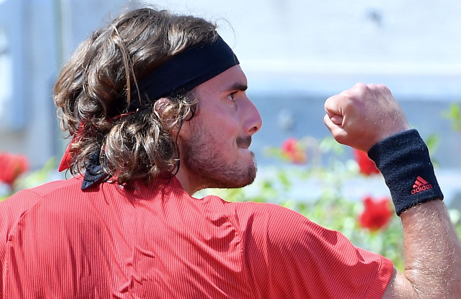 epa09201101 Stefanos Tsitsipas of Greece reacts during his men's singles quarterfinal match against Novak Djokovic of Serbia at the Italian Open tennis tournament in Rome, Italy, 15 May 2021.  EPA/ETTORE FERRARI