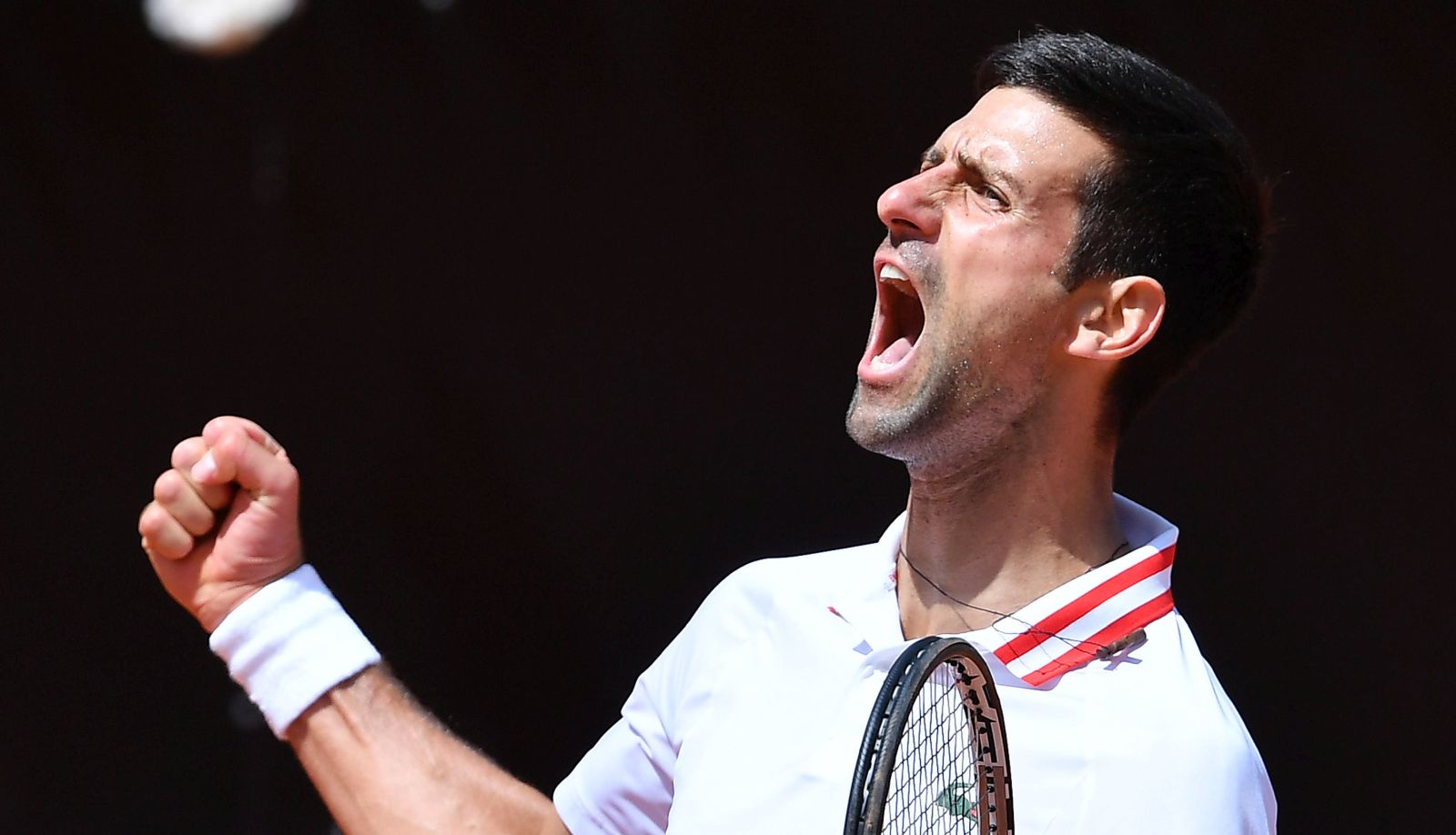 epa09201128 Novak Djokovic of Serbia reacts during his men's singles quarterfinal match against Stefanos Tsitsipas of Greece at the Italian Open tennis tournament in Rome, Italy, 15 May 2021.  EPA/ETTORE FERRARI