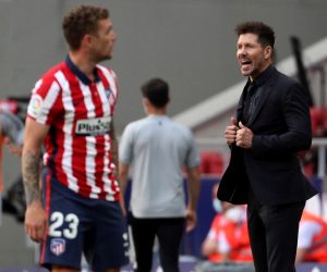epa09205148 Atletico Madrid's head coach Diego Pablo 'Cholo' Simeone (R) reacts during the Spanish LaLiga soccer match between Atletico Madrid and Club Atletico Osasuna held at Wanda Metropolitano stadium in Madrid, central Spain, 16 May 2021.  EPA/Rodrigo Jimenez