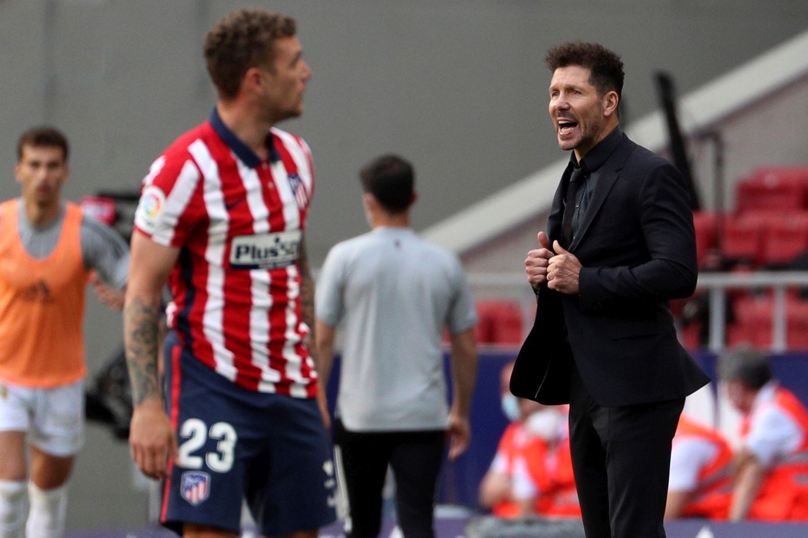 epa09205148 Atletico Madrid's head coach Diego Pablo 'Cholo' Simeone (R) reacts during the Spanish LaLiga soccer match between Atletico Madrid and Club Atletico Osasuna held at Wanda Metropolitano stadium in Madrid, central Spain, 16 May 2021.  EPA/Rodrigo Jimenez