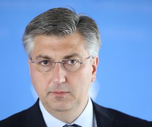 Zagreb, 17.05.2021.- Tematska sjednica Gospodarsko-socijalnog vijeća (GSV) na kojoj  se raspravljalo o reguliranju rada nedjeljom kroz Zakon o trgovini, Akcijskom planu za provedbu Europskog stupa socijalnih prava te revidiranim EU smjernicama za regionalne potpore. Na fotografiji premijer Andrej Plenković daje izjavu.
foto HINA/ Admir BULJUBAŠIĆ/ abu