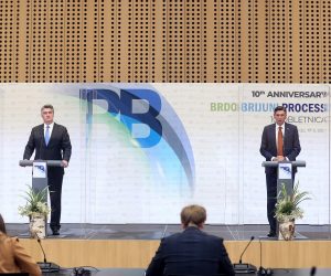 Brdo kod Kranja, 17.05.2021 - Predsjednici Republike Hrvatske i Republike Slovenije, Zoran Milanovic i Borut Pahor, odrali su zajednicku tiskovnu konferenciju nakon sastanka na vrhu Procesa Brdo-Brijuni u Brdu kod Kranja. Na slici Zoran Milanovic, Borut Pahor.
foto HINA/ Damir SENCAR/ ds