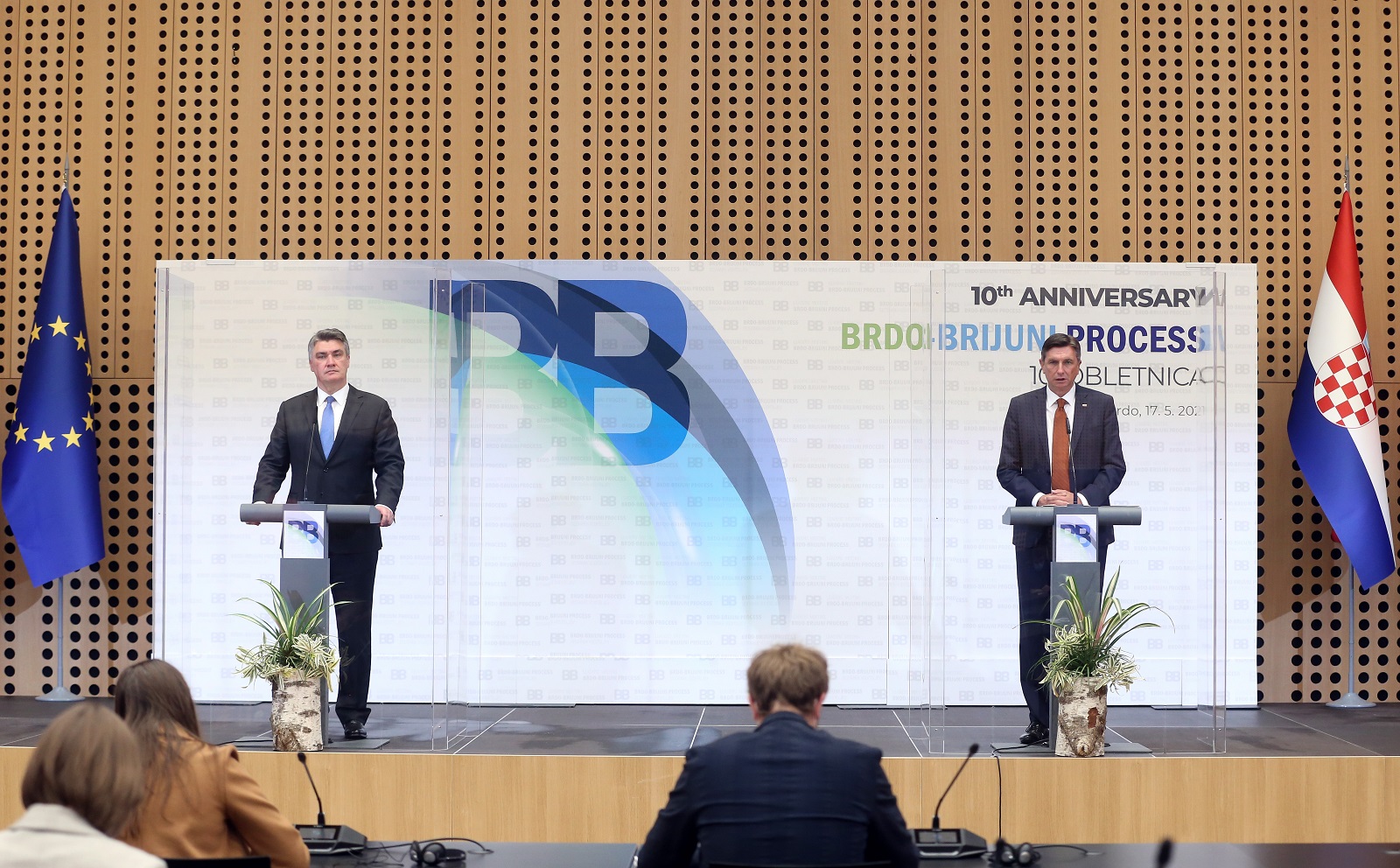 Brdo kod Kranja, 17.05.2021 - Predsjednici Republike Hrvatske i Republike Slovenije, Zoran Milanovic i Borut Pahor, odrali su zajednicku tiskovnu konferenciju nakon sastanka na vrhu Procesa Brdo-Brijuni u Brdu kod Kranja. Na slici Zoran Milanovic, Borut Pahor.
foto HINA/ Damir SENCAR/ ds