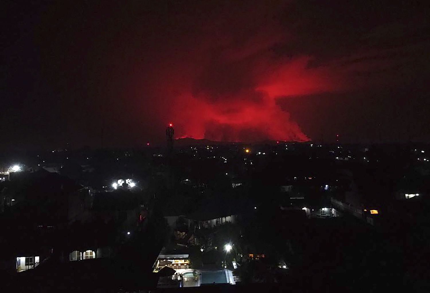 epa09220971 Mount Nyiragongo volcano erupts over Goma, Democratic Republic of the Congo, 22 May 2021. One of the planets most active volcanoes Mount Nyiragongo in eastern Democratic Republic of Congo erupted causing evacuations in some parts of Goma. Initial reports from scientists predict the city is not in danger from the lava.  EPA/HUGH KINSELLA CUNNINGHAM
