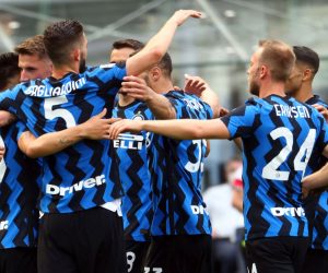 epa09222633 Inter Milan’s Lautaro Martinez (L) jubilates with his teammates after scoring the 3-0 goal during the Italian Serie A soccer match between FC Inter and Udinese at Giuseppe Meazza stadium in Milan, Italy, 23 May 2021.  EPA/MATTEO BAZZI