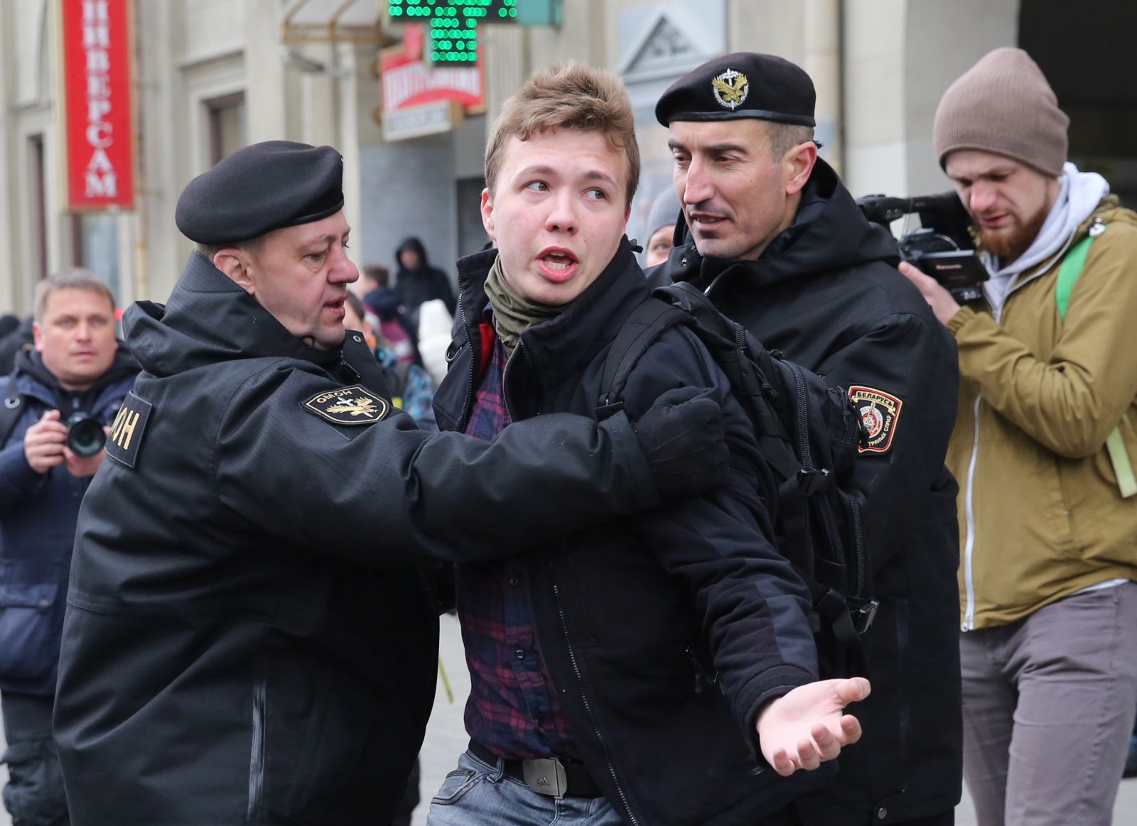 epa09223072 (FILE) Police officers detain a journalist Roman Protasevich attempting to cover a rally in Minsk, Belarus, 26 March 2017 (reissued 23 May 2021). A Ryanair flight from Athens, Greece to Vilnius, Lithuania, with Belarus' opposition journalist Roman Protasevich onboard, has been diverted and forced to land in Minsk on 23 May 2021, after alleged bomb threat. Protasevich was detained by Belarusian Police after landing, as Belarusian Human Rights Center 'Viasna' reports and Lithuanian President Gitanas Nauseda demanded immediate release of Protasevich.  EPA/STRINGER *** Local Caption *** 53411871