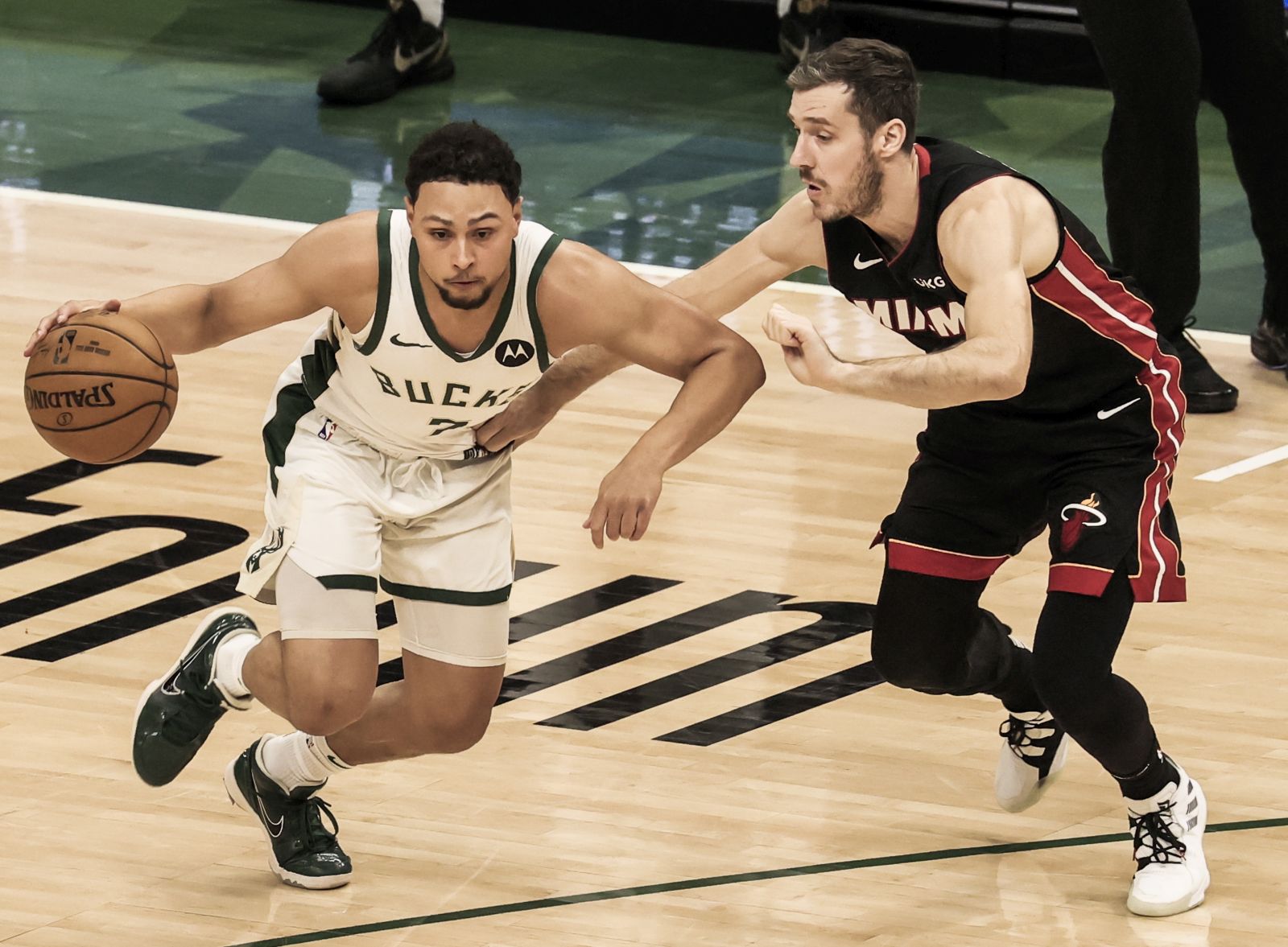 epa09225993 Milwaukee Bucks guard Bryn Forbes (L) drives past Miami Heat guard Goran Dragic of Slovenia (R) during the NBA first round playoff basketball game between the Miami Heat and the Milwaukee Bucks at Fiserv Forum in Milwaukee, Wisconsin, USA, 24 May 2021.  EPA/TANNEN MAURY  SHUTTERSTOCK OUT