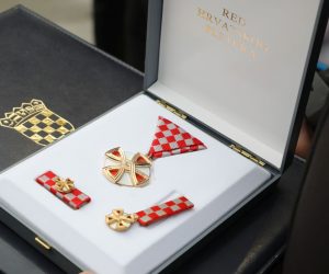 Zagreb, 27.05.2021.- Hrvatski predsjednik Zoran Milanović, uprilicio je prijem na kojemu je zaslužnima dodjelio odlikovanja povodom obilježavanja Dana Hrvatske vojske, DanaHrvatske kopnene vojske i 30. obljetnice ustrojavanja Zbora narodne garde. Na fotografiji odlikovanje Red hrvatskog pletera.
foto HINA/ Admir BULJUBAŠIĆ/ abu