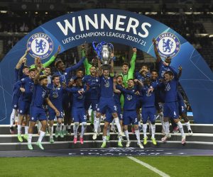 epa09235996 Players of Chelsea celebrate with the trophy after winning the UEFA Champions League final between Manchester City and Chelsea FC in Porto, Portugal, 29 May 2021.  EPA/Pierre-Philippe Marcou / POOL