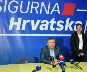 Vinkovci, 31.05.2021. - Županijski ured HDZ-a, Damir Dekanić dao izjave medijima povodom drugog kruga lokalnih izbora za župana Vukovarsko-srijemske županije.
foto HINA/ ml