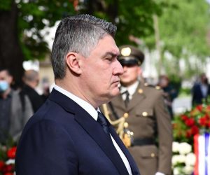 01.05.2021., Okucani - Povodom obiljezavanja  26. Vojno-redarstvene operacije "Bljesak", predsjednik Zoran Milanovic polozio vijenac na spomen-obiljezje "Kristalna kocka vedrine". 

Photo: Ivica Galovic/PIXSELL