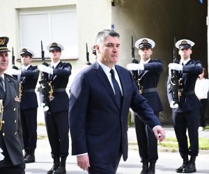 01.05.2021., Okucani - Povodom obiljezavanja  26. Vojno-redarstvene operacije "Bljesak", predsjednik Zoran Milanovic polozio vijenac na spomen-obiljezje "Kristalna kocka vedrine". 

Ivica Galovic/PIXSELL