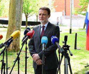 01.05.2021., Okucani - Predsjednik Hrvatskog sabora Gordan Jandrokovic polozio vijenac na spomen-obiljezje "Kristalna kocka vedrine" u povodu obiljezavanja 26. Vojno-redarstvene operacije "Bljesak". 

Photo: Ivica Galovic/PIXSELL