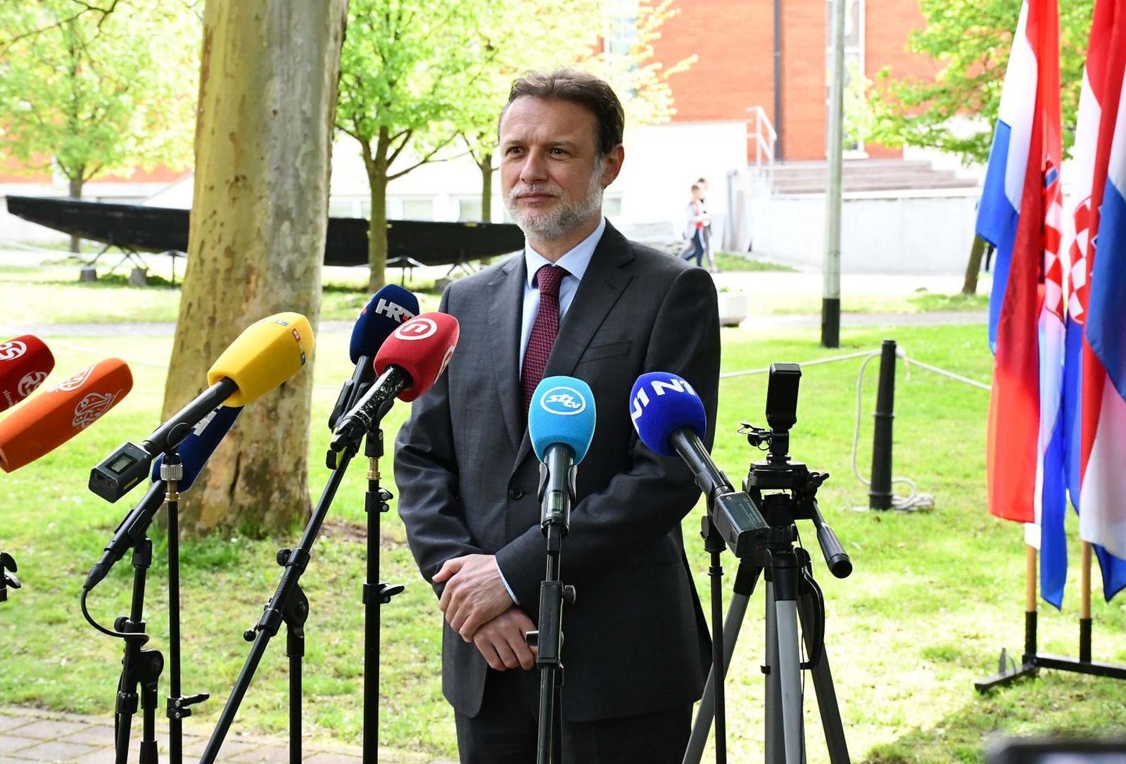 01.05.2021., Okucani - Predsjednik Hrvatskog sabora Gordan Jandrokovic polozio vijenac na spomen-obiljezje "Kristalna kocka vedrine" u povodu obiljezavanja 26. Vojno-redarstvene operacije "Bljesak". 

Photo: Ivica Galovic/PIXSELL