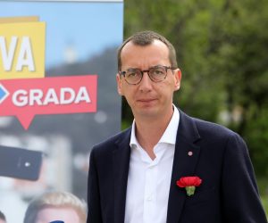 01.05.2021., Rijeka - SDP i koalicijski partneri predstavili su listu kandidata za Gradsko vijece. Pred hostelom Dharma kandidat za gradonacelnika Marko Filipovic najavio je kolege kandidate za vijecnike. Photo: Goran Kovacic/PIXSELL