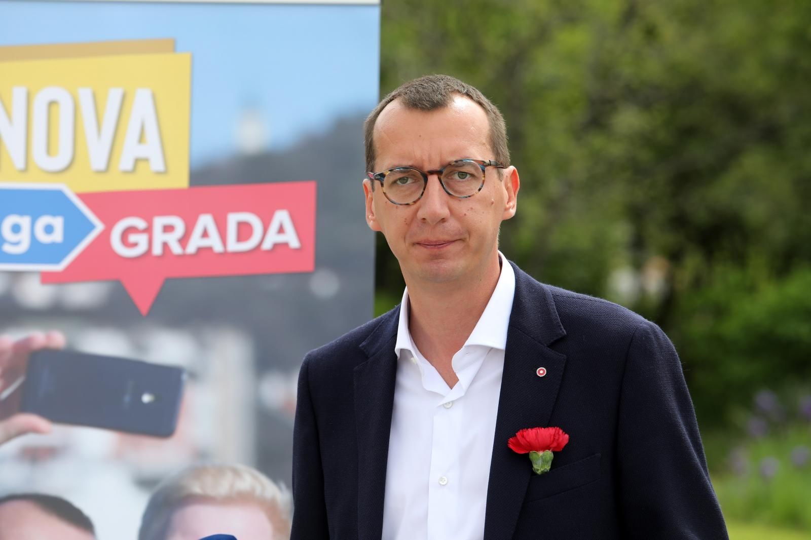 01.05.2021., Rijeka - SDP i koalicijski partneri predstavili su listu kandidata za Gradsko vijece. Pred hostelom Dharma kandidat za gradonacelnika Marko Filipovic najavio je kolege kandidate za vijecnike. Photo: Goran Kovacic/PIXSELL