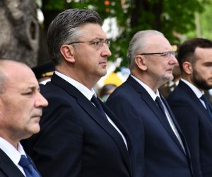 01.05.2021., Okucani - Povodom obiljezavanja 26. obljetnice Vojno-redarstvene operacije "Bljesak", predsjednik Vlade Andrej Plenkovic polozio vijenac na spomenik "Kristalna kocka vedrine".

Photo: Ivica Galovic/PIXSELL