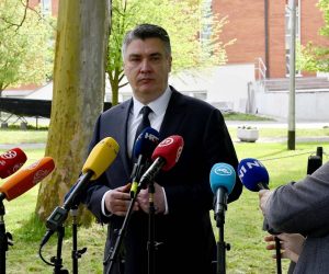 01.05.2021., Okucani - Povodom obiljezavanja  26. Vojno-redarstvene operacije "Bljesak", predsjednik Zoran Milanovic polozio vijenac na spomen-obiljezje "Kristalna kocka vedrine". 
Photo: Ivica Galovic/PIXSELL